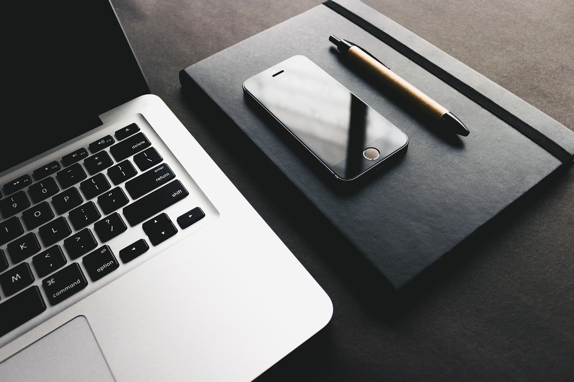 Silent retreat vs conversational integration days: format comparison